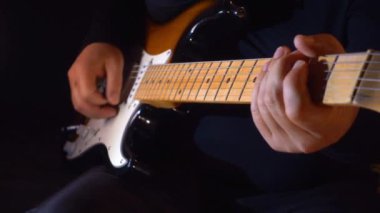Stüdyoda gitar çalan müzisyen.