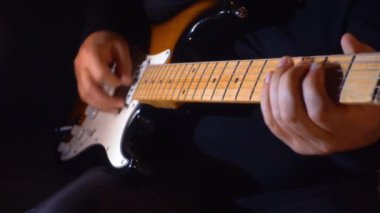 Stüdyoda gitar çalan müzisyen.