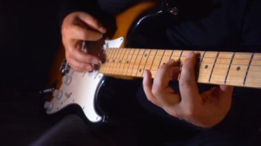 Stüdyoda gitar çalan müzisyen.