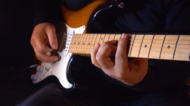 Stüdyoda gitar çalan müzisyen.