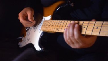 Stüdyoda gitar çalan müzisyen.