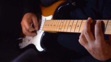 Stüdyoda gitar çalan müzisyen.