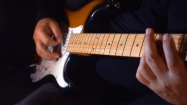 Stüdyoda gitar çalan müzisyen.