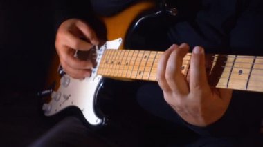 Stüdyoda gitar çalan müzisyen.