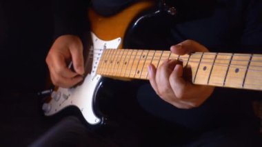 Stüdyoda gitar çalan müzisyen.