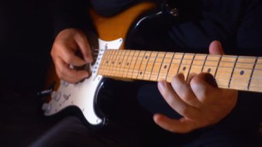 Stüdyoda gitar çalan müzisyen.