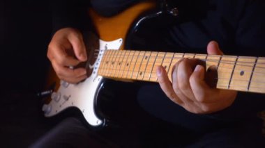 Stüdyoda gitar çalan müzisyen.