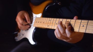 Stüdyoda gitar çalan müzisyen.