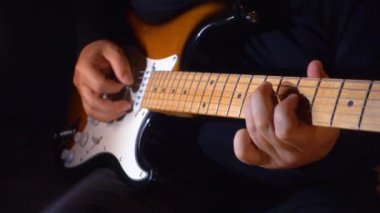 Stüdyoda gitar çalan müzisyen.