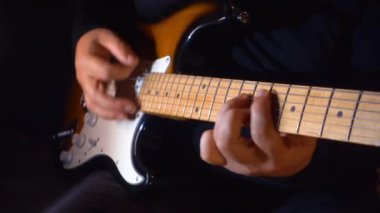 Stüdyoda gitar çalan müzisyen.