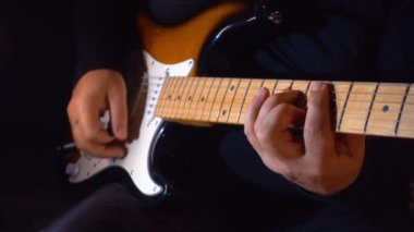 Stüdyoda gitar çalan müzisyen.