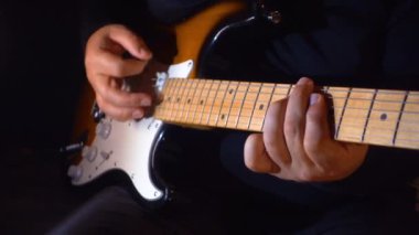 Stüdyoda gitar çalan müzisyen.