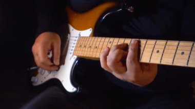 Stüdyoda gitar çalan müzisyen.