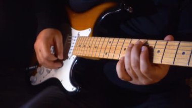 Stüdyoda gitar çalan müzisyen.