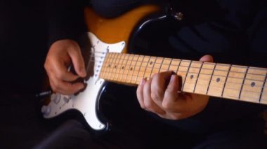 Stüdyoda gitar çalan müzisyen.