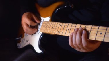 Stüdyoda gitar çalan müzisyen.