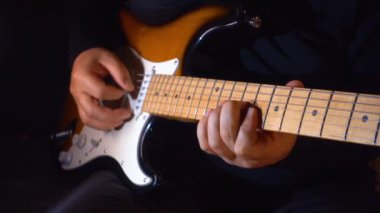 Stüdyoda gitar çalan müzisyen.