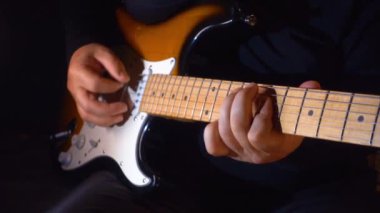 Stüdyoda gitar çalan müzisyen.