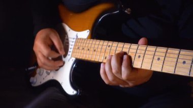 Stüdyoda gitar çalan müzisyen.