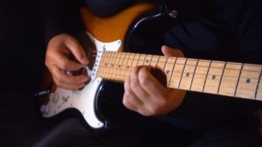 Stüdyoda gitar çalan müzisyen.