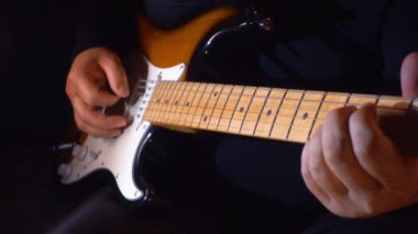 Stüdyoda gitar çalan müzisyen.