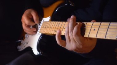 Stüdyoda gitar çalan müzisyen.