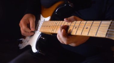 Stüdyoda gitar çalan müzisyen.