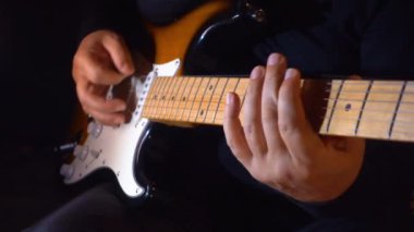 Stüdyoda gitar çalan müzisyen.