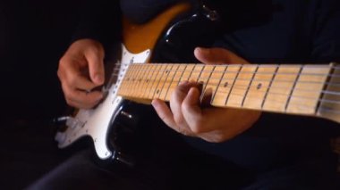 Stüdyoda gitar çalan müzisyen.