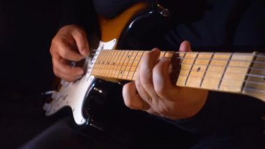 Stüdyoda gitar çalan müzisyen.