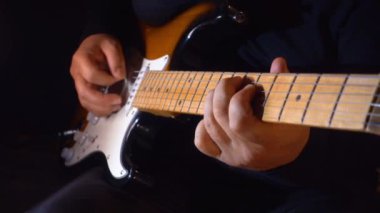 Stüdyoda gitar çalan müzisyen.