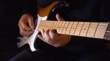 Stüdyoda gitar çalan müzisyen.