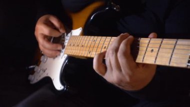 Stüdyoda gitar çalan müzisyen.