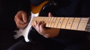 Stüdyoda gitar çalan müzisyen.