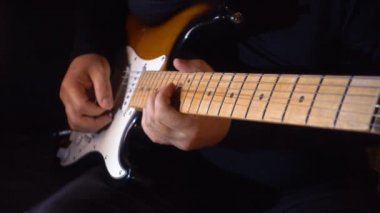 Stüdyoda gitar çalan müzisyen.