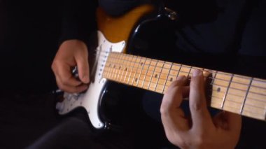 Stüdyoda gitar çalan müzisyen.