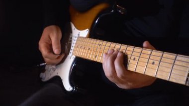 Stüdyoda gitar çalan müzisyen.