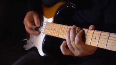 Stüdyoda gitar çalan müzisyen.