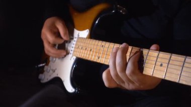 Stüdyoda gitar çalan müzisyen.