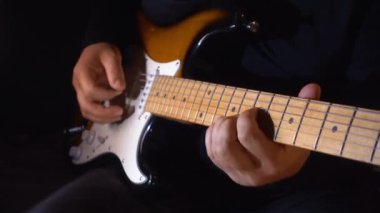 Stüdyoda gitar çalan müzisyen.