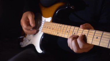 Stüdyoda gitar çalan müzisyen.