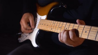 Stüdyoda gitar çalan müzisyen.