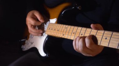 Stüdyoda gitar çalan müzisyen.