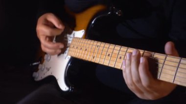 Stüdyoda gitar çalan müzisyen.