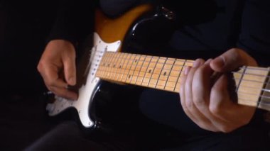 Stüdyoda gitar çalan müzisyen.