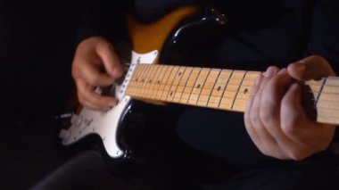 Stüdyoda gitar çalan müzisyen.