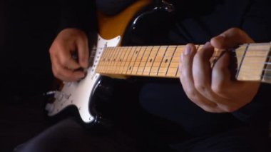 Stüdyoda gitar çalan müzisyen.