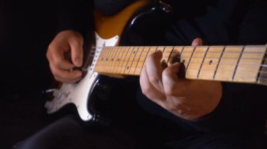 Stüdyoda gitar çalan müzisyen.