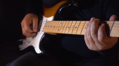 Stüdyoda gitar çalan müzisyen.