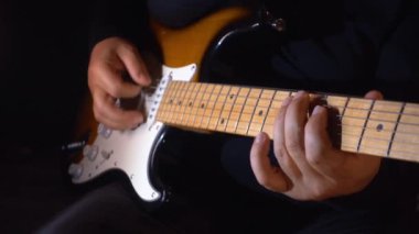 Stüdyoda gitar çalan müzisyen.